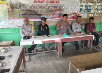 Polsek Tanah Jawa Polres Simalungun menggelar program "Jumat Curhat", di Warung Kopi milik Pak Ion, Nagori Dolok Sinumbah, Kecamatan Hutabayuraja, Kabupaten Simalungun.