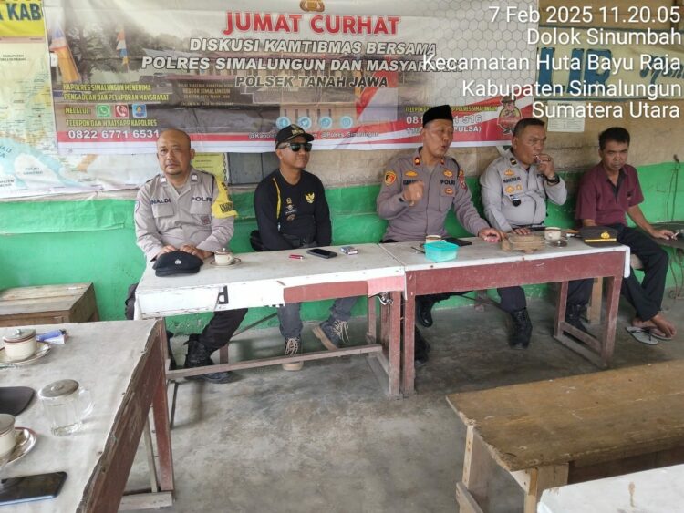 Polsek Tanah Jawa Polres Simalungun menggelar program "Jumat Curhat", di Warung Kopi milik Pak Ion, Nagori Dolok Sinumbah, Kecamatan Hutabayuraja, Kabupaten Simalungun.