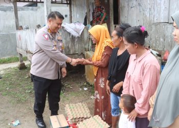 Kapolres, AKBP Choky Sentosa Meliala, S.I.K., S.H., M.H., memberikan bantuan sosial kepada masyarakat kurang mampu, di Kelurahan Pematang Tanah Jawa, Kabupaten Simalungun, Jumat (21/2/2025).