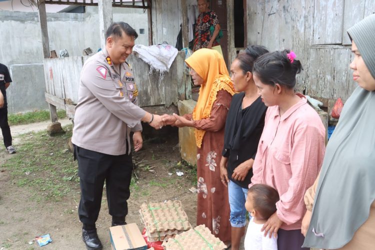 Kapolres, AKBP Choky Sentosa Meliala, S.I.K., S.H., M.H., memberikan bantuan sosial kepada masyarakat kurang mampu, di Kelurahan Pematang Tanah Jawa, Kabupaten Simalungun, Jumat (21/2/2025).