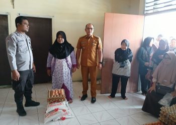Bhabinkamtibmas Kelurahan Martoba, AIPTU B. Purba, monitoring pembagian Bantuan Pangan Non Tunai (BPNT) untuk Kelurahan Martoba.