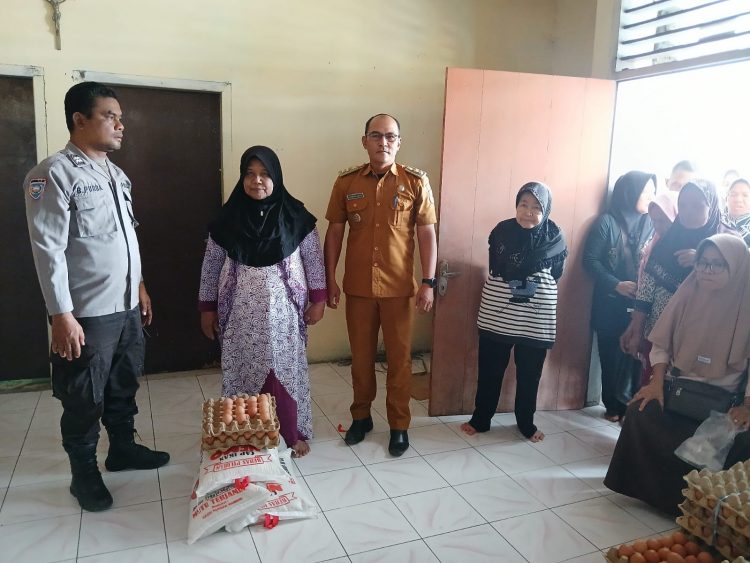 Bhabinkamtibmas Kelurahan Martoba, AIPTU B. Purba, monitoring pembagian Bantuan Pangan Non Tunai (BPNT) untuk Kelurahan Martoba.