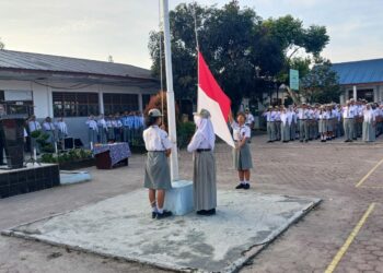 Sat Lantas Polres Pematangsiantar melalui Kanit Gakkum, IPTU Elon Sitinjak, SH dan Kanit Kamsel, IPDA Syah Edi Suranta Purba, SH, menjadi pembina upacara di SMA Negeri 3, Jalan Pane, Kelurahan Tomuan, Kecamatan Siantar Timur, Kota Pematangsiantar, pada Senin (3/2/2025) pagi, pukul 08.00 WIB.