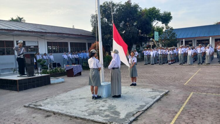 Sat Lantas Polres Pematangsiantar melalui Kanit Gakkum, IPTU Elon Sitinjak, SH dan Kanit Kamsel, IPDA Syah Edi Suranta Purba, SH, menjadi pembina upacara di SMA Negeri 3, Jalan Pane, Kelurahan Tomuan, Kecamatan Siantar Timur, Kota Pematangsiantar, pada Senin (3/2/2025) pagi, pukul 08.00 WIB.