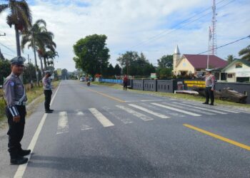 Satlantas Polres Simalungun melaksanakan kegiatan stand by dan pengamanan jalur rawan kecelakaan selama libur akhir pekan, Sabtu dan Minggu, 1-2 Februari 2025.