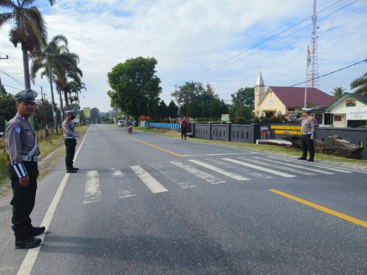 Satlantas Polres Simalungun melaksanakan kegiatan stand by dan pengamanan jalur rawan kecelakaan selama libur akhir pekan, Sabtu dan Minggu, 1-2 Februari 2025.