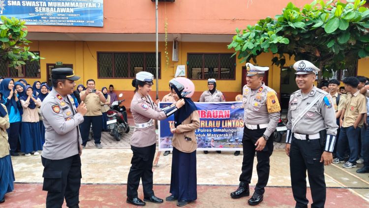 Satlantas Polres Simalungun bersama Polsek Serbelawan menggelar sosialisasi tertib berlalu lintas dalam rangka Operasi Keselamatan Toba 2025, di dua Sekolah Menengah Atas (SMA), di wilayah Serbelawan.