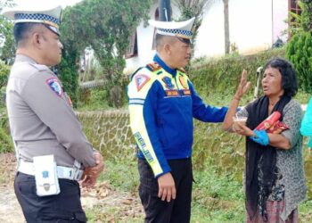 Satlantas Polres Simalungun menunjukkan kepedulian sosial melalui kegiatan "Minggu Kasih" dengan membagikan makan siang gratis kepada masyarakat.