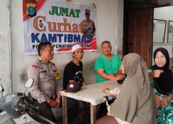 Bhabinkamtibmas Polseķ Sianțar Martoba, AIPTU J. Hutahuruk, AIPDA A. Malik dan AIPDA A. Simatupang, melaksanakan Jumat Curhat Kamtibmas, di Jalan Rakutta Sembiring, Kelurahan Nagapita, Kecamatan Siantar Martoba, Kota Pematangsiantar, pada Jumat (21/2/2025) siang, pukul 11.00 WIB.