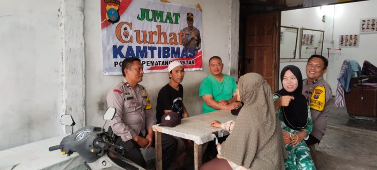Bhabinkamtibmas Polseķ Sianțar Martoba, AIPTU J. Hutahuruk, AIPDA A. Malik dan AIPDA A. Simatupang, melaksanakan Jumat Curhat Kamtibmas, di Jalan Rakutta Sembiring, Kelurahan Nagapita, Kecamatan Siantar Martoba, Kota Pematangsiantar, pada Jumat (21/2/2025) siang, pukul 11.00 WIB.