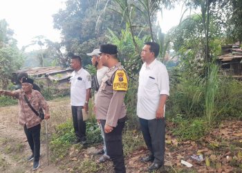 Bhabinkamtibmas Kelurahan Simarimbun, Bripka Johannes Siregar, menghadiri pengecekan batas tanah milik warga binaan, Bapak Marsius Siahaan yang terletak di Jalan Raya ke Sidamanik Huta Keong, Kelurahan Simarimbun, Kecamatan Siantar Marimbun, Kota Pematangsiantar, pada Rabu (26/2/2024) pagi, sekitar pukul : 10.30 WIB.