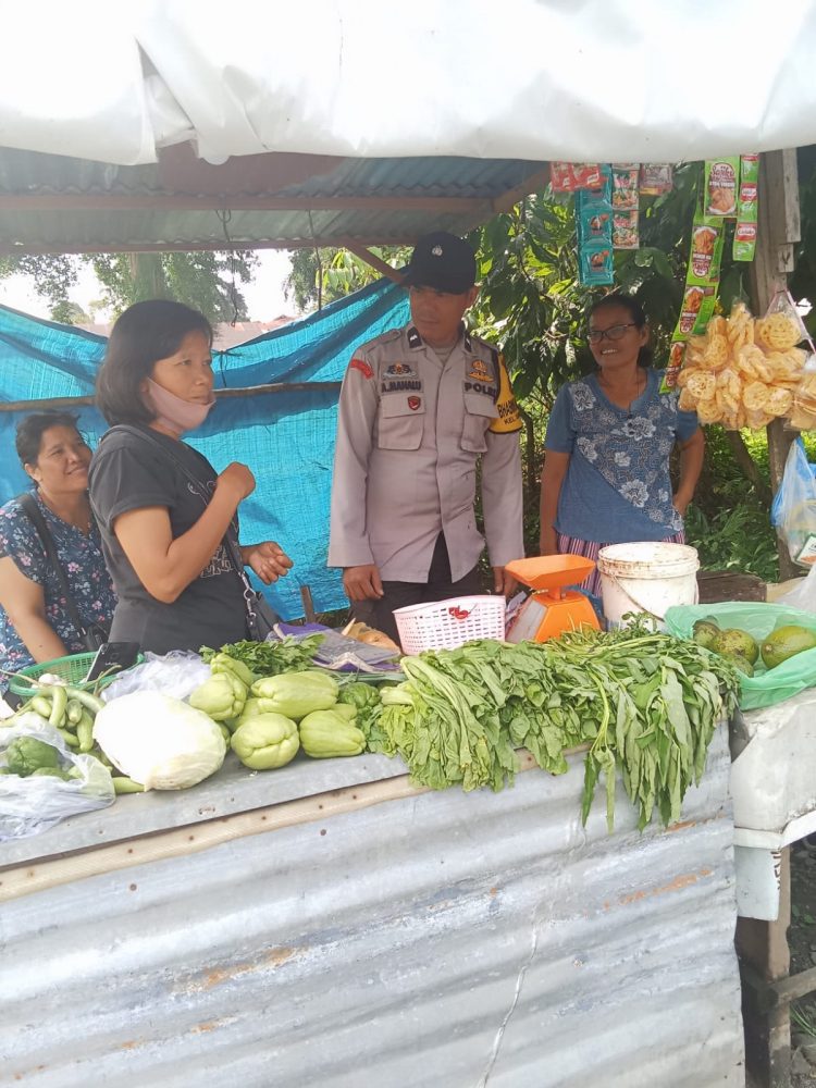 Bhabinkamtibmas Kelurahan Sukamaju, Aipda Adilman Manalu, sambangi warga pedagang kaki lima yang ada di Jalan Farel Pasaribu, Kelurahan Sukamaju, Kecamatan Siantar Marihat, Kota Pematangsiantar, pada Senin (17/2/2025) siang, sekitar pukul : 11.15 WIB.