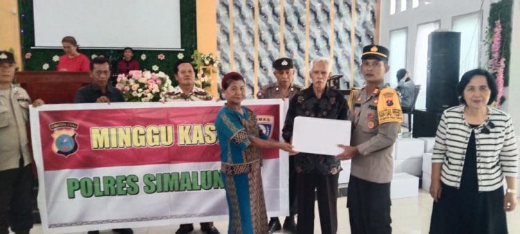 Sat Binmas Polres Simalungun menggelar kegiatan Minggu Kasih dengan memberikan bantuan paket sembako kepada jemaat Gereja GPDI Imanuel Purba Sari.
