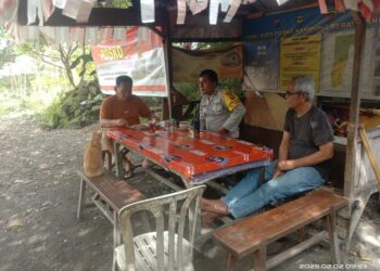 Bhabinkamtibmas, AIPTU Alexander, AIPTU Wellinton Nababan dan BRIPKA Surya Dharma, melaksanakan kegiatan patroli kampung bebas narkoba, di Jalan Jawa, Kelurahan Bantan, Kecamatan Siantar Barat, Kota Pematangsiantar, pada Minggu (2/2/2025) pagi, sekitar pukul : 09 50 WIB.