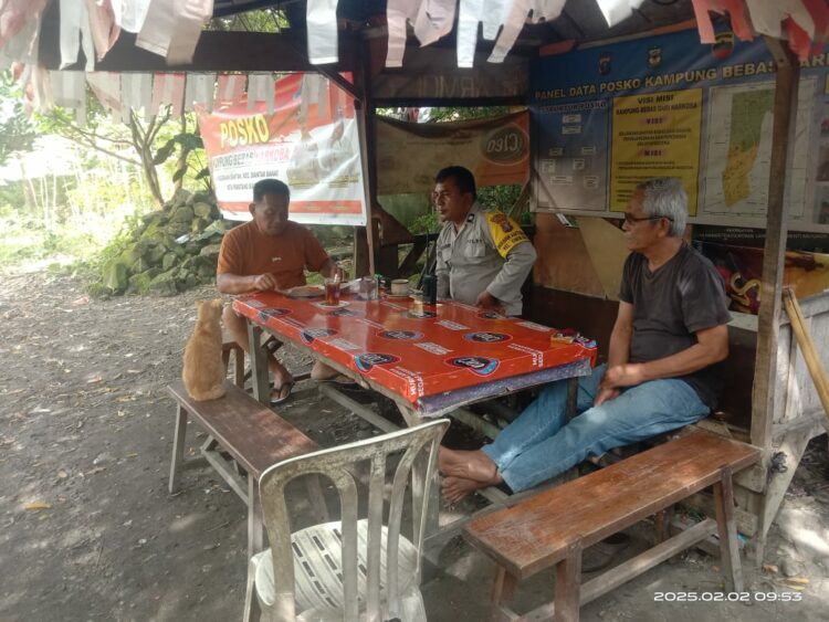 Bhabinkamtibmas, AIPTU Alexander, AIPTU Wellinton Nababan dan BRIPKA Surya Dharma, melaksanakan kegiatan patroli kampung bebas narkoba, di Jalan Jawa, Kelurahan Bantan, Kecamatan Siantar Barat, Kota Pematangsiantar, pada Minggu (2/2/2025) pagi, sekitar pukul : 09 50 WIB.