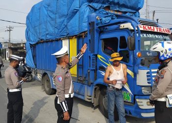 Sat Lantas Polres Pematangsiantar tindak Truk ODOL dan Mobil Barang pengangkut orang, pada Kamis (13/2/2025) sore, sekira pukul 16.30 WIB.