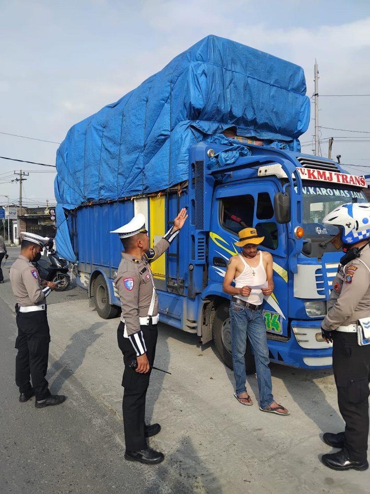 Sat Lantas Polres Pematangsiantar tindak Truk ODOL dan Mobil Barang pengangkut orang, pada Kamis (13/2/2025) sore, sekira pukul 16.30 WIB.