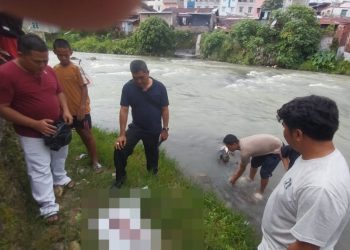 Personil Polsek Siantar Timur, mengevakuasi orok bayi yang ditemukan mengapung di pinggir Sungai Bah Bolon Jalan Pane, Kelurahan Pahlawan, Kecamatan Siantar Timur, Kota Pematangsiantar, pada Senin (10/2/2025) sore.