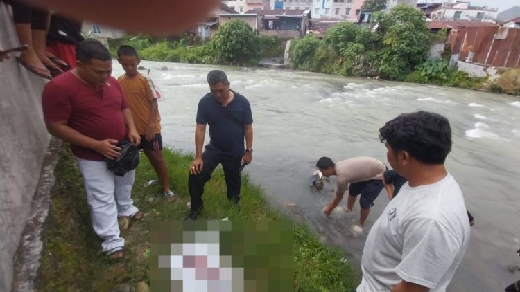 Personil Polsek Siantar Timur, mengevakuasi orok bayi yang ditemukan mengapung di pinggir Sungai Bah Bolon Jalan Pane, Kelurahan Pahlawan, Kecamatan Siantar Timur, Kota Pematangsiantar, pada Senin (10/2/2025) sore.