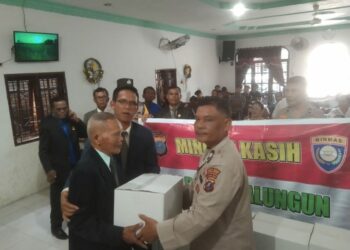 Sat Binmas Polres Simalungun menggelar kegiatan Minggu Kasih dengan membagikan 50 paket sembako kepada jemaat Gereja Pantekosta di Indonesia (GPDI) Simpang Kalang, Minggu (09/02/2025).