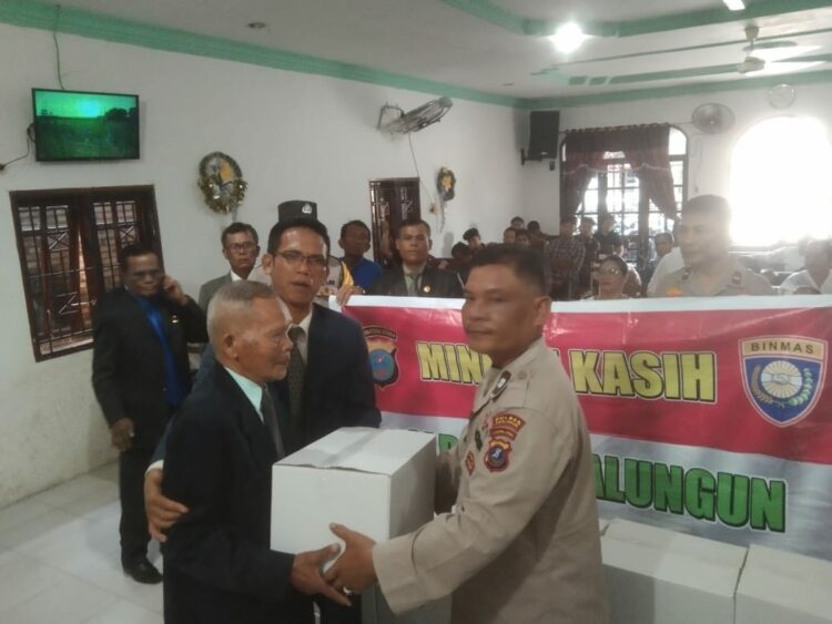 Sat Binmas Polres Simalungun menggelar kegiatan Minggu Kasih dengan membagikan 50 paket sembako kepada jemaat Gereja Pantekosta di Indonesia (GPDI) Simpang Kalang, Minggu (09/02/2025).