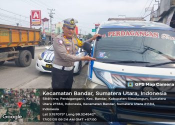 Kasat Lantas Polres Simalungun, AKP Jonni Fatiaro H Sinaga, SH, pimpin sosialisasi dan penindakan kasatmata dalam rangka Operasi Keselamatan Toba Tahun 2025, di ruas jalan Asahan-Batubara, Kabupaten Simalungun, Senin (17/2/2025).