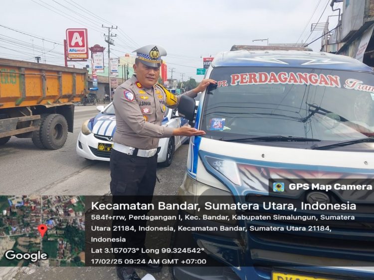 Kasat Lantas Polres Simalungun, AKP Jonni Fatiaro H Sinaga, SH, pimpin sosialisasi dan penindakan kasatmata dalam rangka Operasi Keselamatan Toba Tahun 2025, di ruas jalan Asahan-Batubara, Kabupaten Simalungun, Senin (17/2/2025).