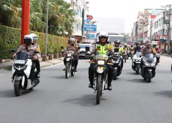 Kapolres Pematangsiantar, AKBP Yogen Heroes Baruno SH, SIK, pimpin patroli skala besar dalam rangka cipta kondisi pelantikan Wali Kota dan Wakil Wali Kota Pematangsiantar, pada Kamis (20/2/2025) pagi.