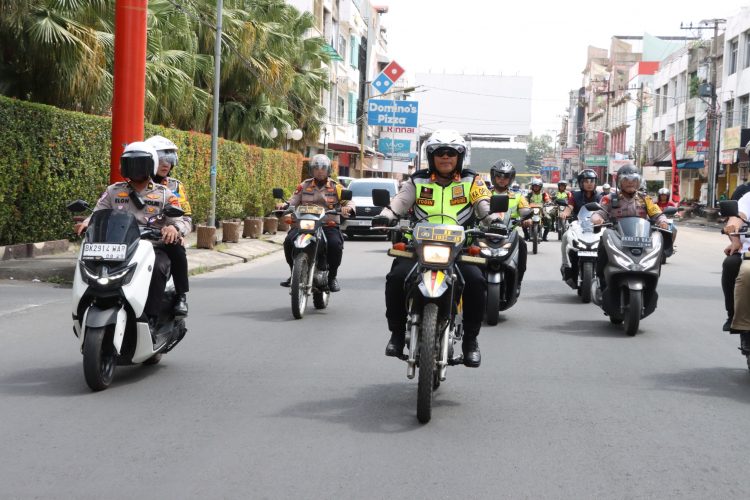 Kapolres Pematangsiantar, AKBP Yogen Heroes Baruno SH, SIK, pimpin patroli skala besar dalam rangka cipta kondisi pelantikan Wali Kota dan Wakil Wali Kota Pematangsiantar, pada Kamis (20/2/2025) pagi.