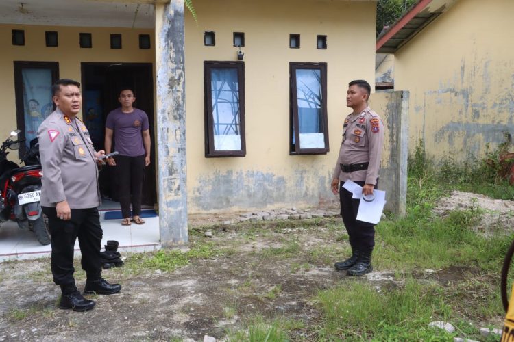 Kapolres Simalungun, AKBP Choky Sentosa Meliala, S.I.K., S.H., M.H, melakukan inspeksi mendadak (Sidak) ke Asrama Polisi Polres Simalungun, Jalan Jhon Horailam Saragih, Pamatang Raya, Kamis (20/2/2025).