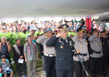 Kapolres Pematangsiantar, AKBP Yogen Heroes Baruno S.H, S.I.K, pimpin persemayaman dan pemakaman Alm. AIPTU Beta Sinambela dengan tradisi kepolisian, di Desa Marihat Jaya, Kecamatan Dolok Panribuan, Kabupaten Simalungun, pada Sabtu sore (8/2/2025).