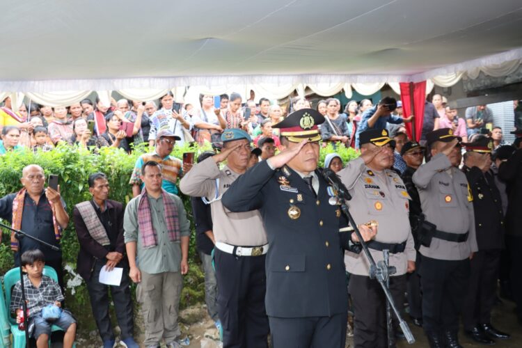 Kapolres Pematangsiantar, AKBP Yogen Heroes Baruno S.H, S.I.K, pimpin persemayaman dan pemakaman Alm. AIPTU Beta Sinambela dengan tradisi kepolisian, di Desa Marihat Jaya, Kecamatan Dolok Panribuan, Kabupaten Simalungun, pada Sabtu sore (8/2/2025).