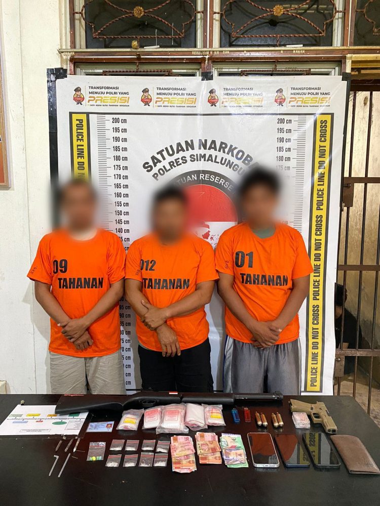 Foto ketiga tersangka dan barang bukti yang diamankan Polisi.