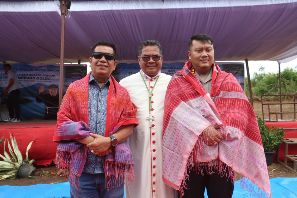 Kapolres Simalungun, AKBP Choky Sentosa Meliala, S.I.K., S.H., M.H, bersama Bupati Simalungun, menghadiri acara peletakan batu pertama pembangunan Taman Wisata Rohani Belas Kasih Urung Oppung Dolok, di Nagori Tongah, Kecamatan Purba, Kabupaten Simalungun, Jumat (14/2/2025).