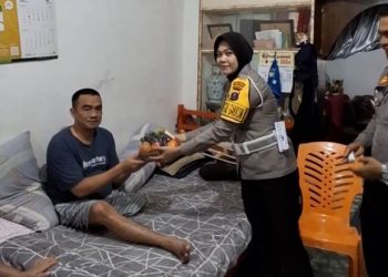 Kasat Lantas, IPTU Friska Susana SH, mengunjungi korban kecelakaan lalulintas (Lakalantas), Darma Simatupang yang bertempat tinggal di Jl. Labu, Kelurahan Siatas Barita, Kelurahan Tomuan, Kecamatan Siantar Timur, Kota Pematangsiantar, pada Jumat (14/2/2025) siang, sekitar pukul 13.30 WIB.