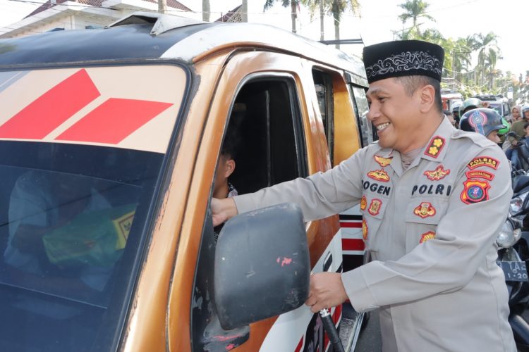 Kapolres Pematangsiantar, AKBP Yogen Heroes Baruno, SH, S.I.K, bersama Satuan Lalulintas berbagi takjil kepada masyarakat pengendara.