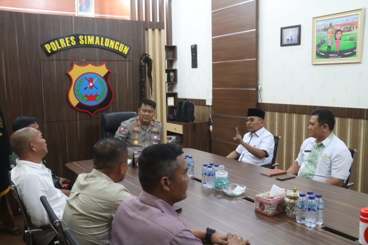 Kapolres Simalungun, AKBP Choky Sentosa Meliala, S.I.K., S.H., M.H, menerima kunjungan silaturahmi Bupati Simalungun terpilih, Dr. H. Anton Achmad Saragih, pada Rabu (5/3/2025).