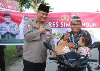 Kapolres Simalungun, AKBP Choky Sentosa Meliala, S.I.K., S.H., M.H, menunjukkan kepedulian terhadap masyarakat dengan menggelar pembagian takjil gratis, di bulan suci Ramadhan.