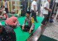Personil Bhabinkamtibmas Polsek Siantar Martoba melaksanakan pengamanan sholat tarawih, di Masjid AL-Ikhlas Pematangsiantar, pada Sabtu (22/3/2025) malam.