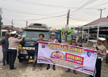 Sat Lantas Polres Pematangsiantar sosialisasi Tagline "Mudik Aman Keluarga Nyaman" dan Hotline Mudik Polri 110, bertempat di Jalan Parapat Simpang Dua, Kecamatan Siantar Marimbun, Kota Pematangsiantar, pada Senin (17/3/2025) pagi, pukul : 09.00 WIB.