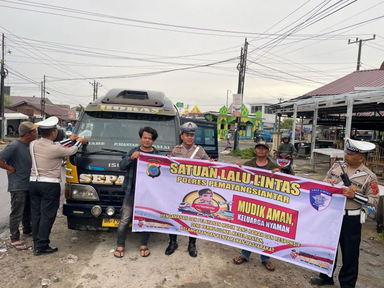 Sat Lantas Polres Pematangsiantar sosialisasi Tagline "Mudik Aman Keluarga Nyaman" dan Hotline Mudik Polri 110, bertempat di Jalan Parapat Simpang Dua, Kecamatan Siantar Marimbun, Kota Pematangsiantar, pada Senin (17/3/2025) pagi, pukul : 09.00 WIB.