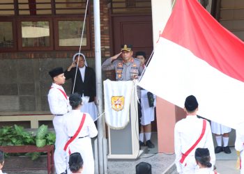 Kapolres Pematangsiantar, AKBP Yogen Heroes Baruno, SH, SIK, sebagai pembina upacara, di SMP Swasta RK Bintang Timur Kota Pematangsiantar, pada Senin (3/3/2025), pukul 07.00 WIB.