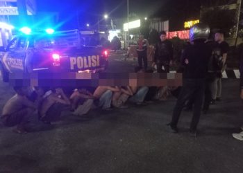 Ke 16 remaja yang diamankan tawuran diangkut ke Mako Polres Pemarangsiantar.