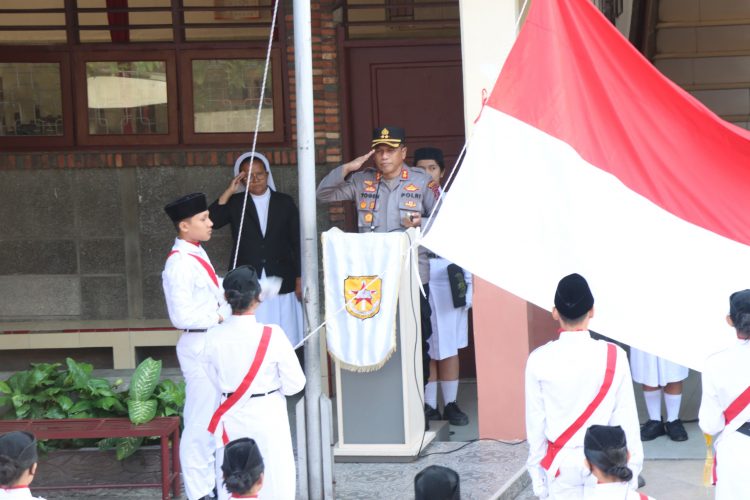 Kapolres Pematangsiantar, AKBP Yogen Heroes Baruno, SH, SIK, sebagai pembina upacara, di SMP Swasta RK Bintang Timur Kota Pematangsiantar, pada Senin (3/3/2025), pukul 07.00 WIB.