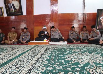 Kapolres Simalungun, AKBP Choky Sentosa Meliala, S.I.K., S.H., M.H, menggelar bakti sosial dan silaturahmi dengan tokoh agama dalam rangka pelaksanaan Bakti Religi Polri Safari Ramadhan, di Pondok Persulukan Serambi Babussalam Simalungun Al-Arif Billah Syekh Abdurrahman Rajaguguk Al Khaliy Naqsyabandi Qs, pada Senin (10/3/2025).