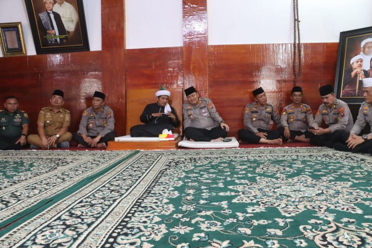 Kapolres Simalungun, AKBP Choky Sentosa Meliala, S.I.K., S.H., M.H, menggelar bakti sosial dan silaturahmi dengan tokoh agama dalam rangka pelaksanaan Bakti Religi Polri Safari Ramadhan, di Pondok Persulukan Serambi Babussalam Simalungun Al-Arif Billah Syekh Abdurrahman Rajaguguk Al Khaliy Naqsyabandi Qs, pada Senin (10/3/2025).