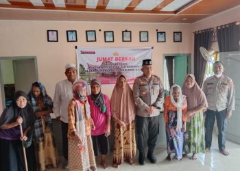 Polsek Perdagangan menyelenggarakan kegiatan Jumat Barokah dan bakti sosial dengan membagikan paket sembako kepada masyarakat kurang mampu, di Nagori Bandar Tinggi, Jumat (7/3/2025).