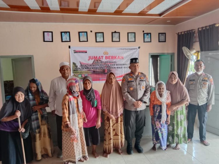 Polsek Perdagangan menyelenggarakan kegiatan Jumat Barokah dan bakti sosial dengan membagikan paket sembako kepada masyarakat kurang mampu, di Nagori Bandar Tinggi, Jumat (7/3/2025).