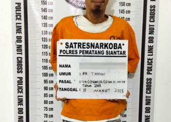 Satuan Reserse Narkoba berhasil meringkus RHTS alias Rony (33), pengedar narkotika jenis sabu, warga Jl. Sawo IV, Nagori Sitalasari Perumnas Batu VI, Kecamatan Siantar, Kabupaten Simalungun, pada Selasa (11/3/2025) sore, sekitar pukul 17.30 WIB.