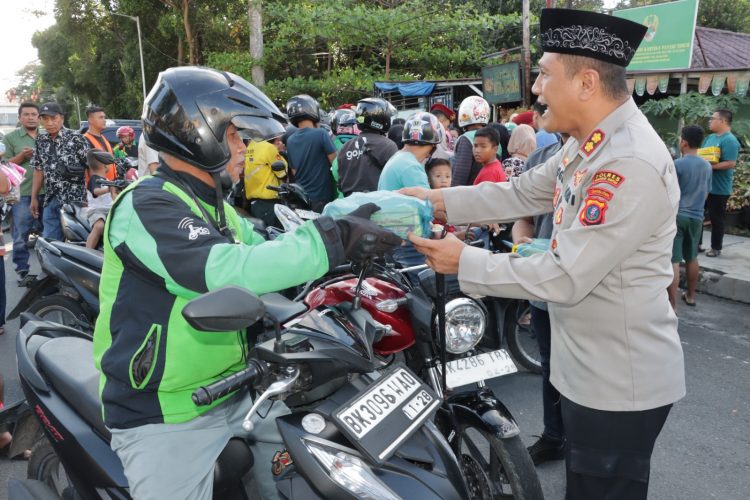 Kapolres Pematangsiantar , AKBP Yogen Heroes Baruno, SH, SIK, kembali berbagi takjil menjelang berbuka puasa kepada masyarakat.